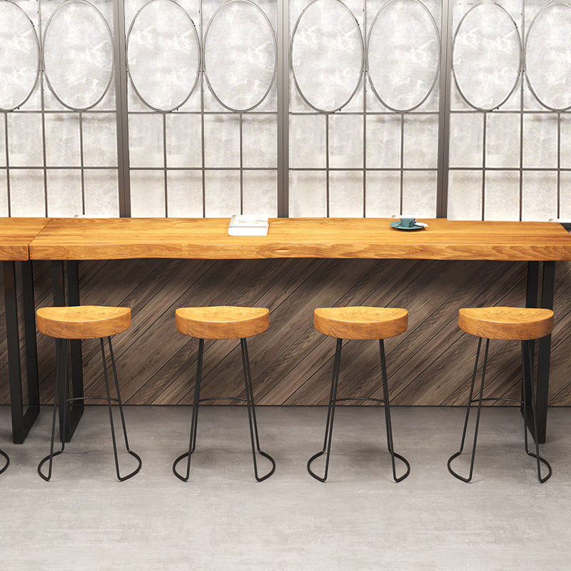Tavolo industriale da bar con piano in legno massello, tavolo da pub bistrot con base nera