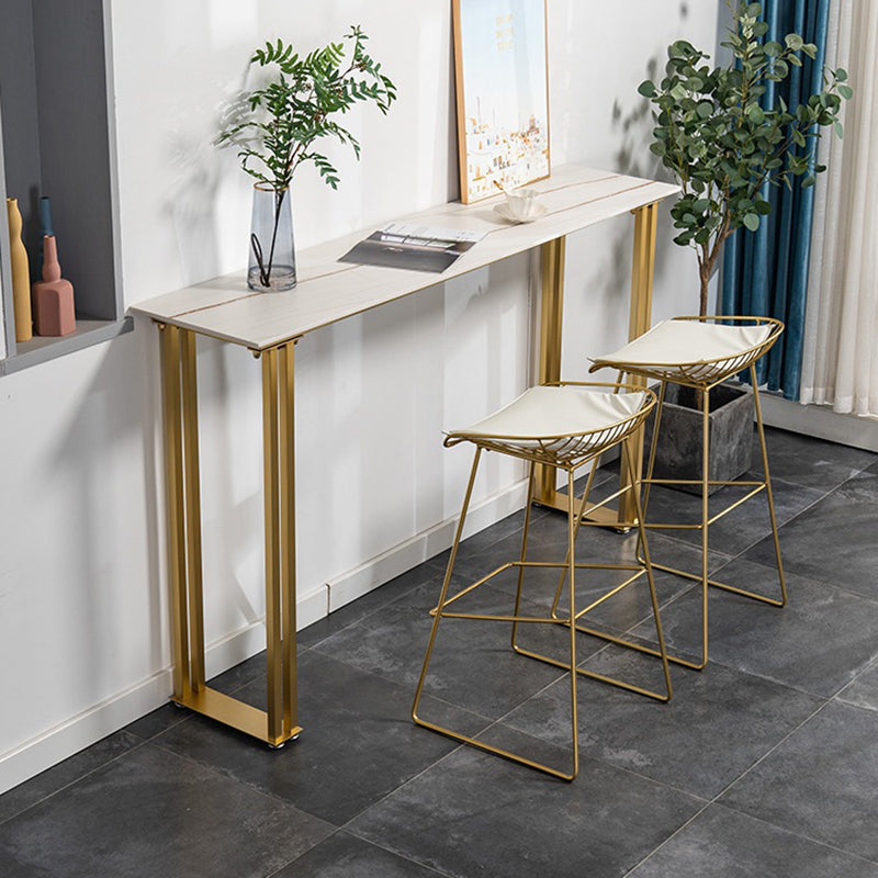 Table de bar industrielle à hauteur de bar avec plateau en pierre et base dorée