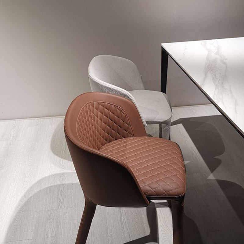 現代のパーソンズの椅子は、金属製の脚のある布張りのダイニングチェア