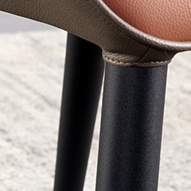 工業スタイルのフェイクレザーチェアアームサイドチェアと金属製の脚