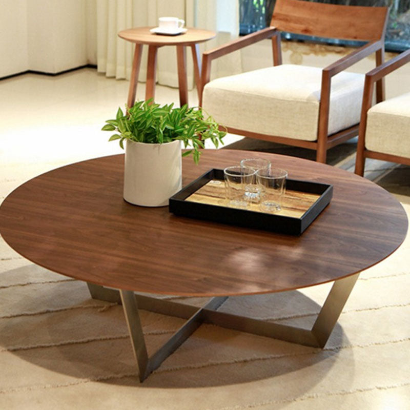 Cross Legs 1 Einzel-Couchtisch in Braun, runder skandinavischer Cocktailtisch aus massivem Holz