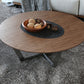 Cross Legs 1 Einzel-Couchtisch in Braun, runder skandinavischer Cocktailtisch aus massivem Holz