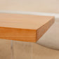 Table basse scandinave avec plateau en bois massif et base en acrylique