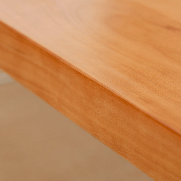 Table basse scandinave avec plateau en bois massif et base en acrylique