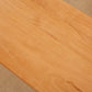 Table basse scandinave avec plateau en bois massif et base en acrylique