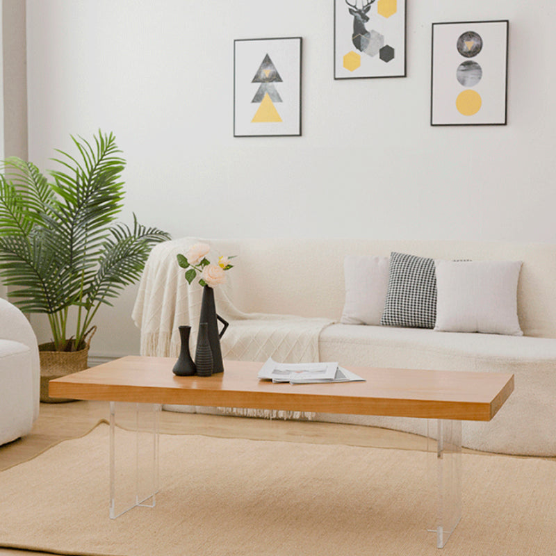 Table basse scandinave avec plateau en bois massif et base en acrylique