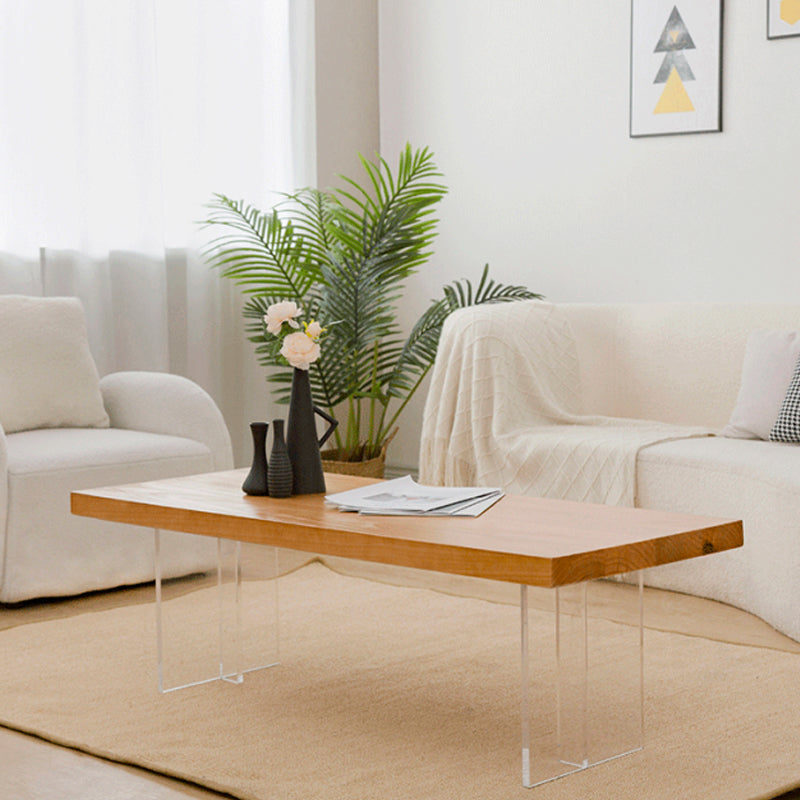 Table basse scandinave avec plateau en bois massif et base en acrylique