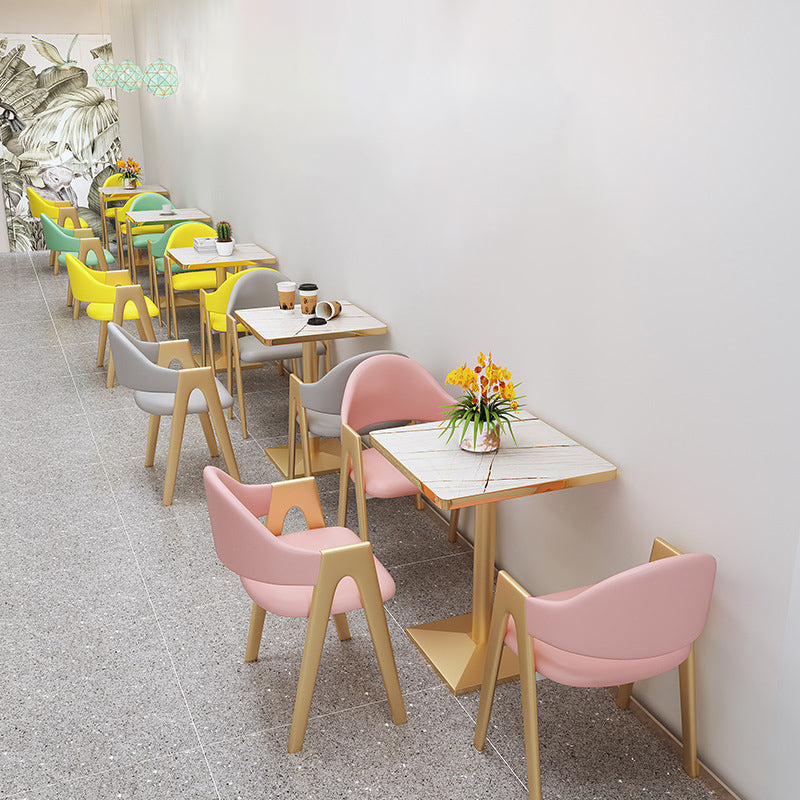 Chaise de salle à manger rembourrée chaise de salle à manger à l'arrière avec des jambes en métal doré