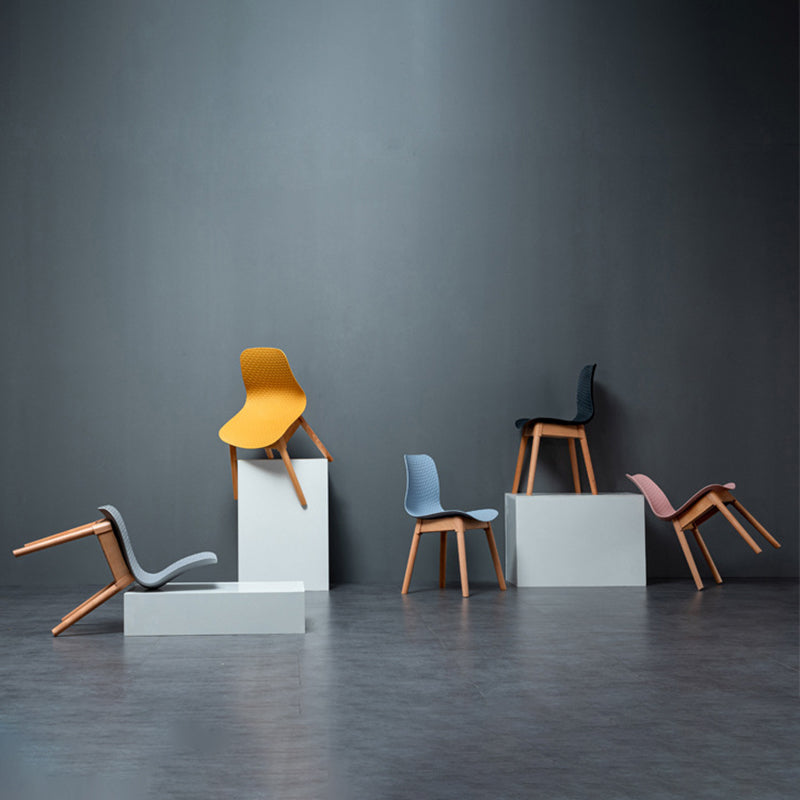 Sedie di plastica in stile nordico sedie laterali senza braccio con gambe in legno per cucina
