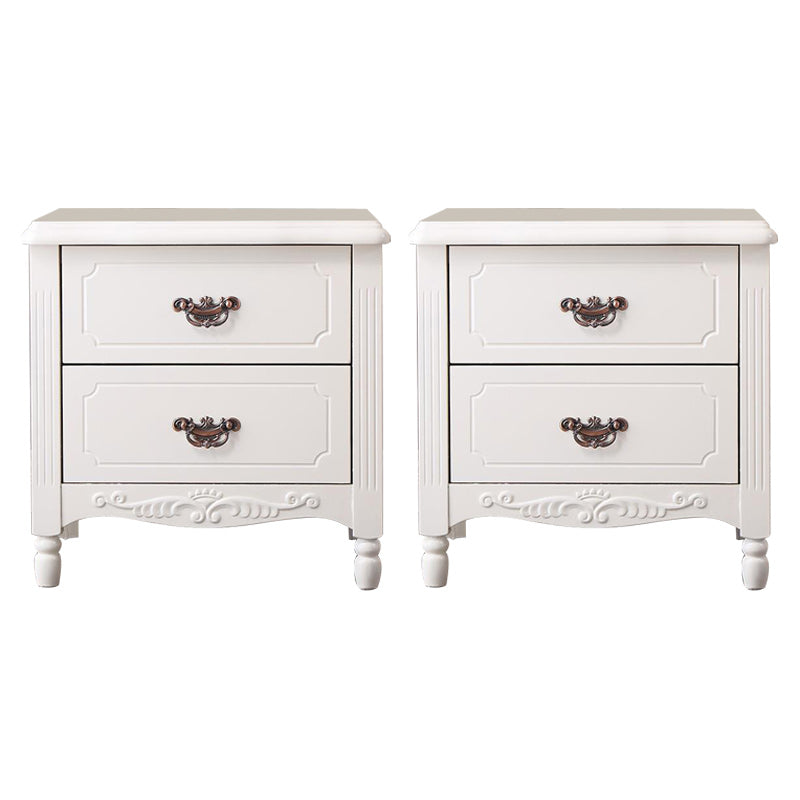 Comodini contemporanei a un comodino da tavolo in legno massiccio con cassetti