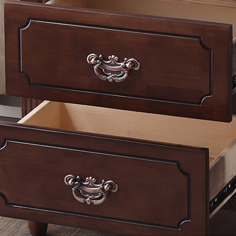 Comodini contemporanei a un comodino da tavolo in legno massiccio con cassetti