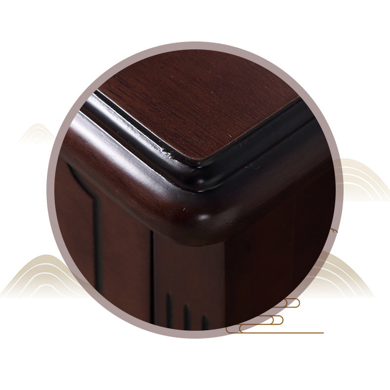 Comodini contemporanei a un comodino da tavolo in legno massiccio con cassetti