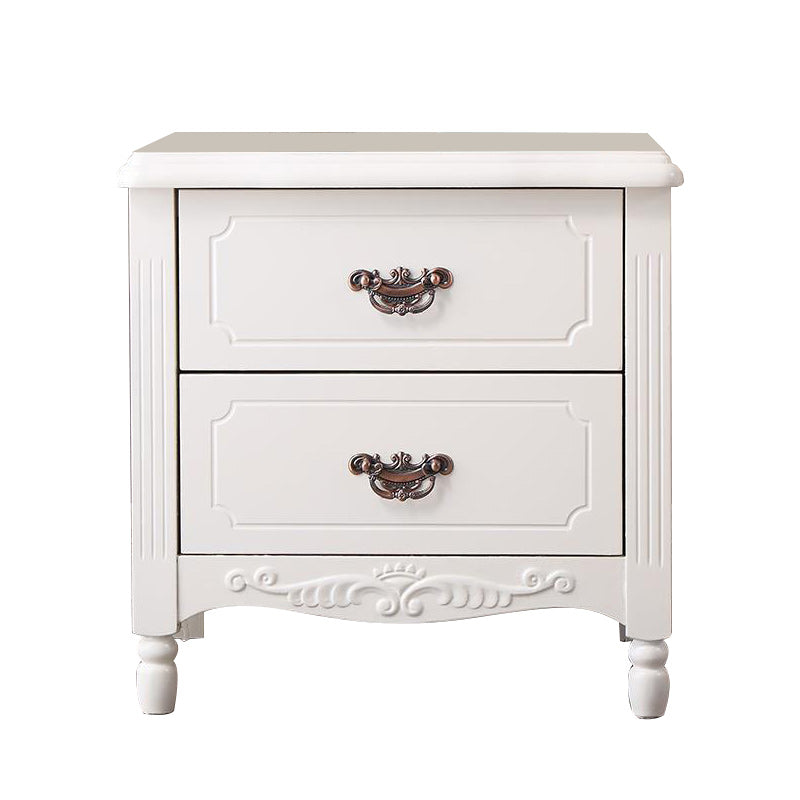 Comodini contemporanei a un comodino da tavolo in legno massiccio con cassetti