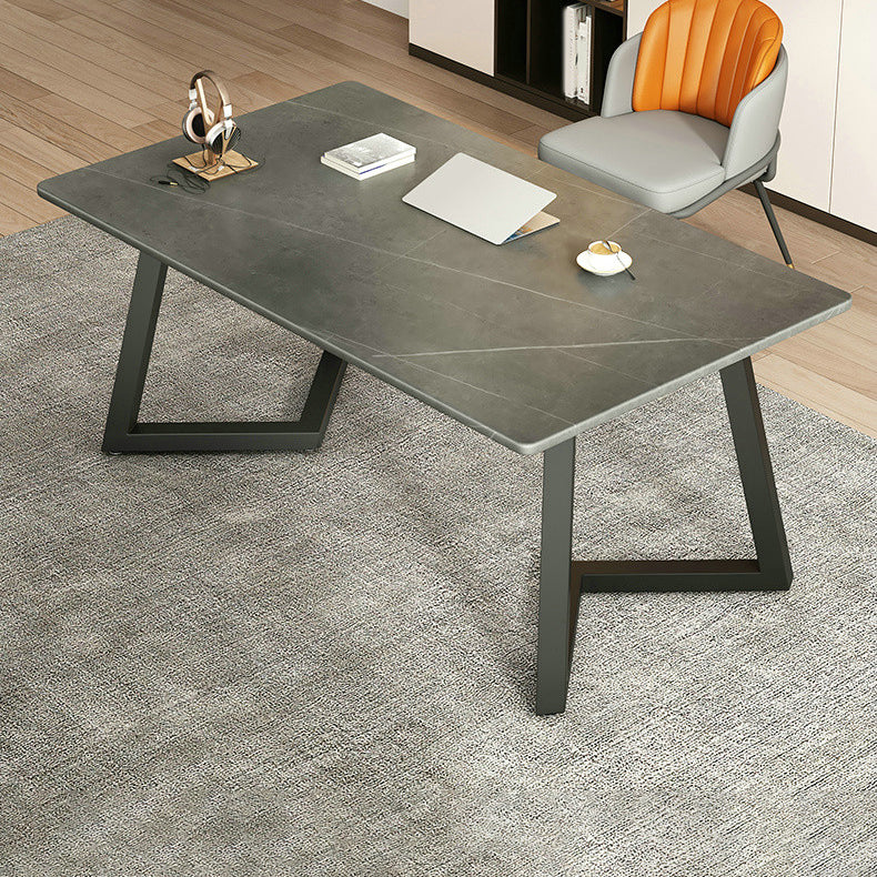 Eigentijdse kantoorbureau antieke afwerking rechthoekige computerbureau