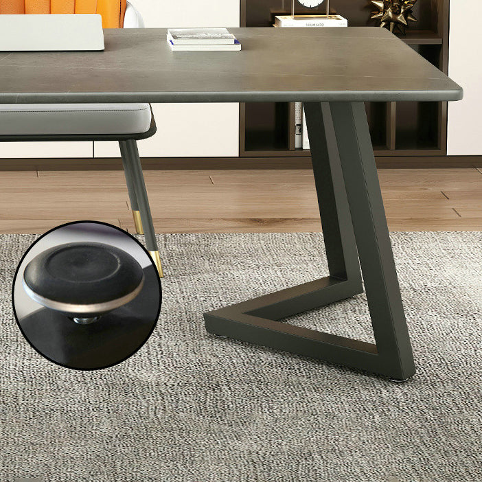 Eigentijdse kantoorbureau antieke afwerking rechthoekige computerbureau