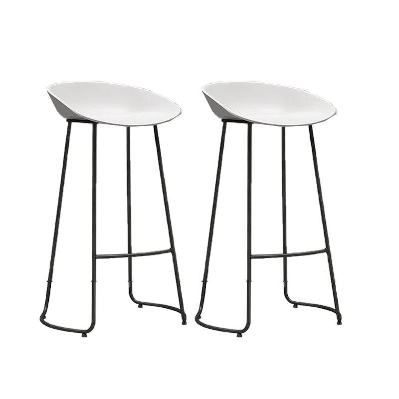 Taburete de bar de metal de estilo moderno, taburete de plástico con respaldo bajo para restaurante