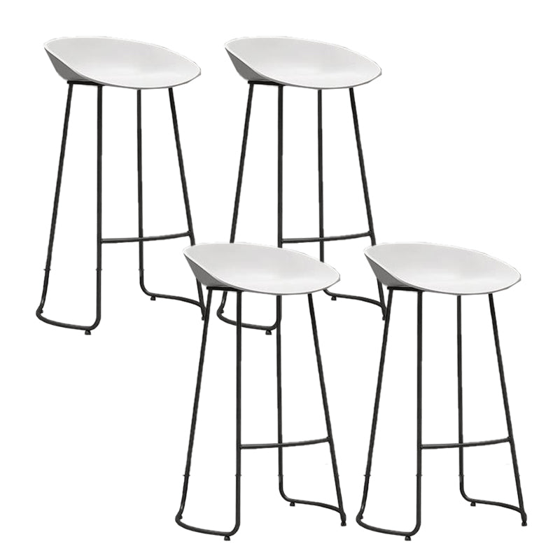 Taburete de bar de metal de estilo moderno, taburete de plástico con respaldo bajo para restaurante