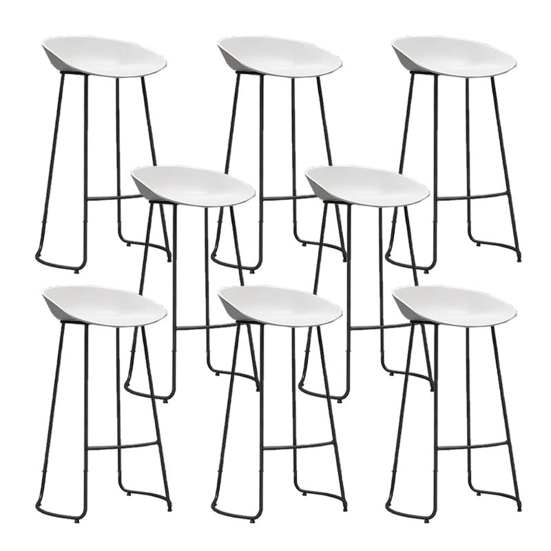 Taburete de bar de metal de estilo moderno, taburete de plástico con respaldo bajo para restaurante