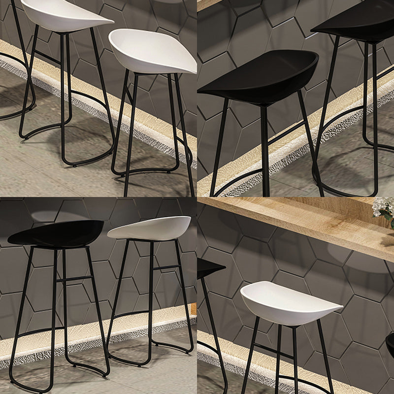 Taburete de bar de metal de estilo moderno, taburete de plástico con respaldo bajo para restaurante