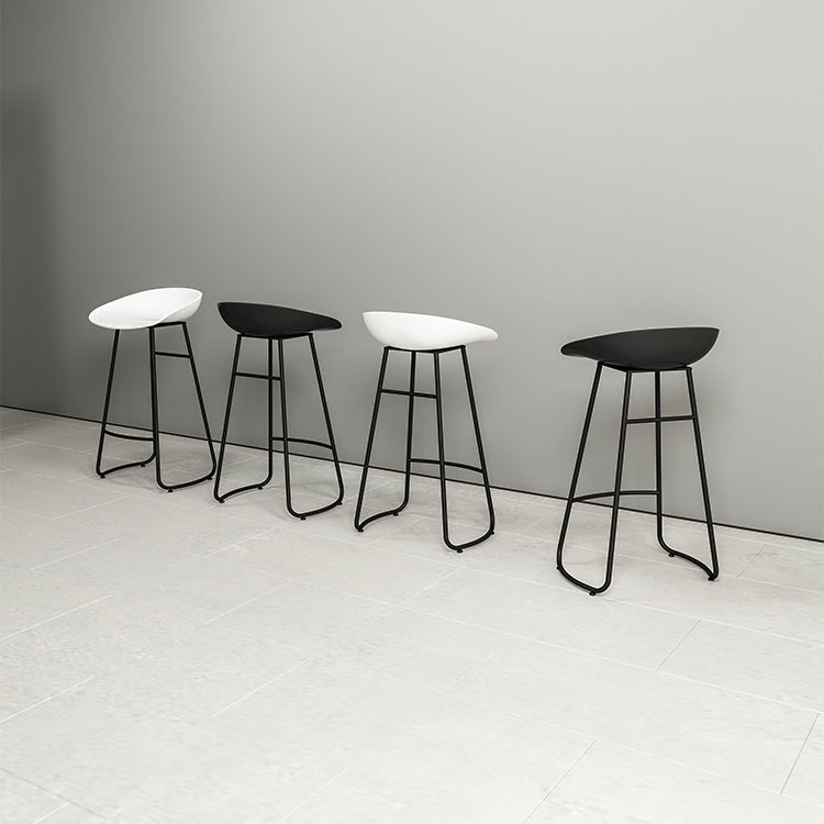 Taburete de bar de metal de estilo moderno, taburete de plástico con respaldo bajo para restaurante