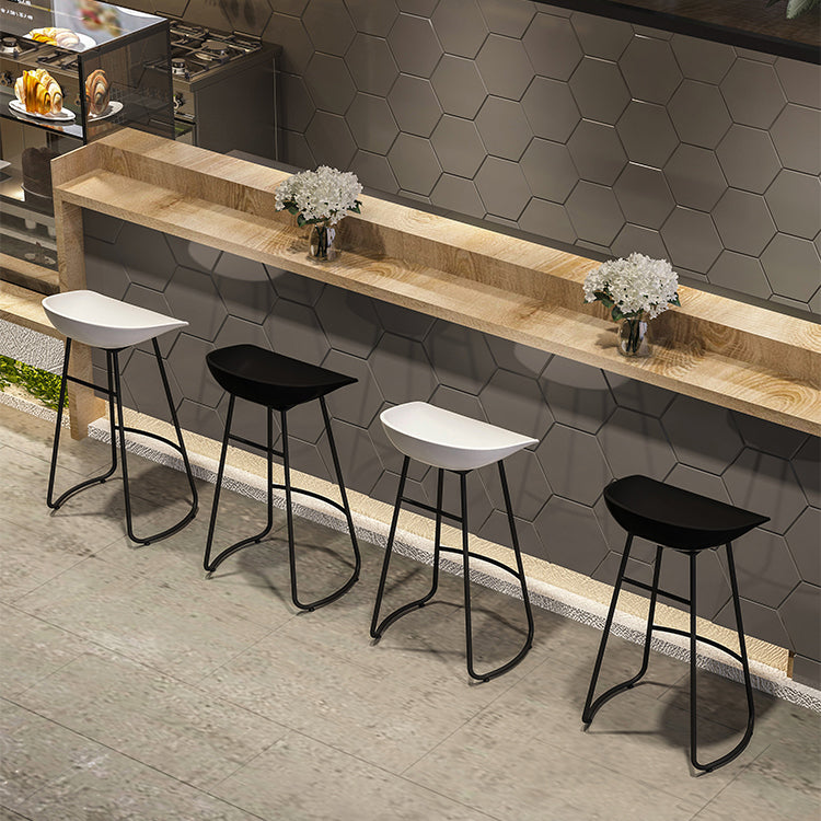 Taburete de bar de metal de estilo moderno, taburete de plástico con respaldo bajo para restaurante