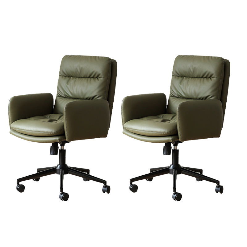 Moderne, getufte draaistoel van kunstleer met middenrug en directiestoel