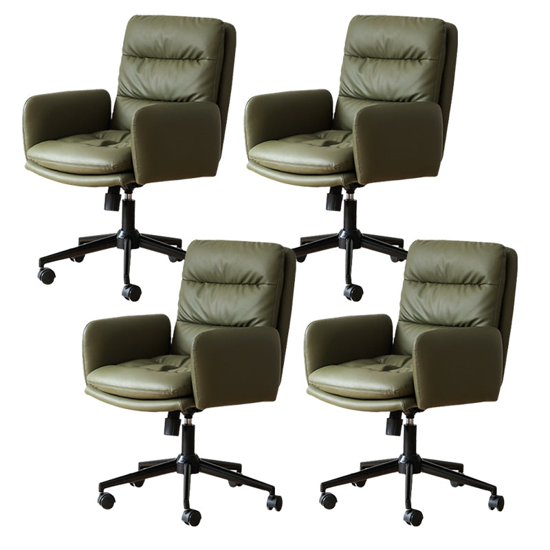 Moderne, getufte draaistoel van kunstleer met middenrug en directiestoel