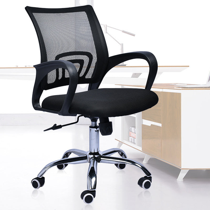 Silla moderna con brazos incluidos, silla de escritorio de malla con respaldo medio para oficina