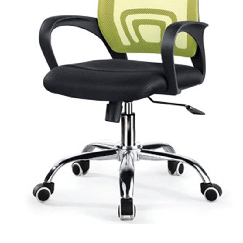 Silla moderna con brazos incluidos, silla de escritorio de malla con respaldo medio para oficina