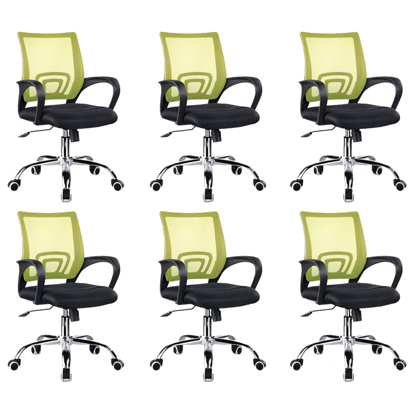 Silla moderna con brazos incluidos, silla de escritorio de malla con respaldo medio para oficina
