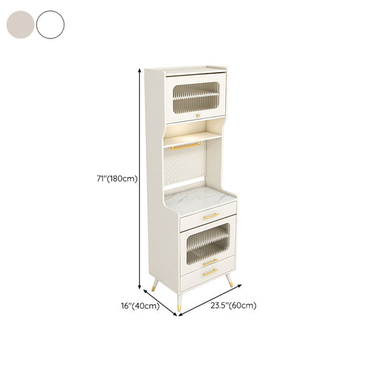 Scheda laterale in pietra a buffet da pranzo in stile glam con armadi e cassetti