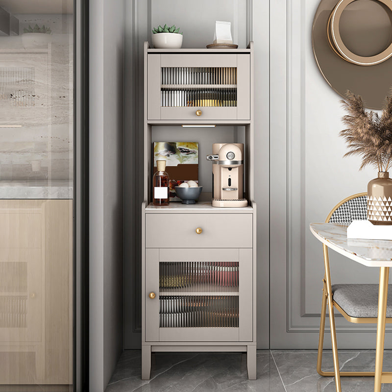 Scheda laterale in pietra a buffet da pranzo in stile glam con armadi e cassetti