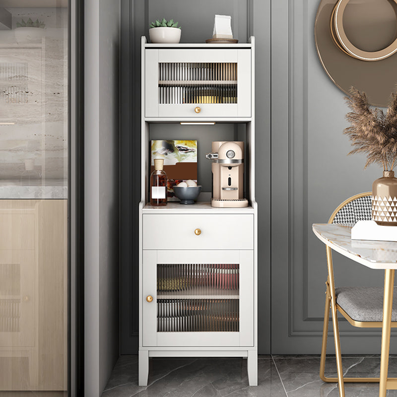 Scheda laterale in pietra a buffet da pranzo in stile glam con armadi e cassetti