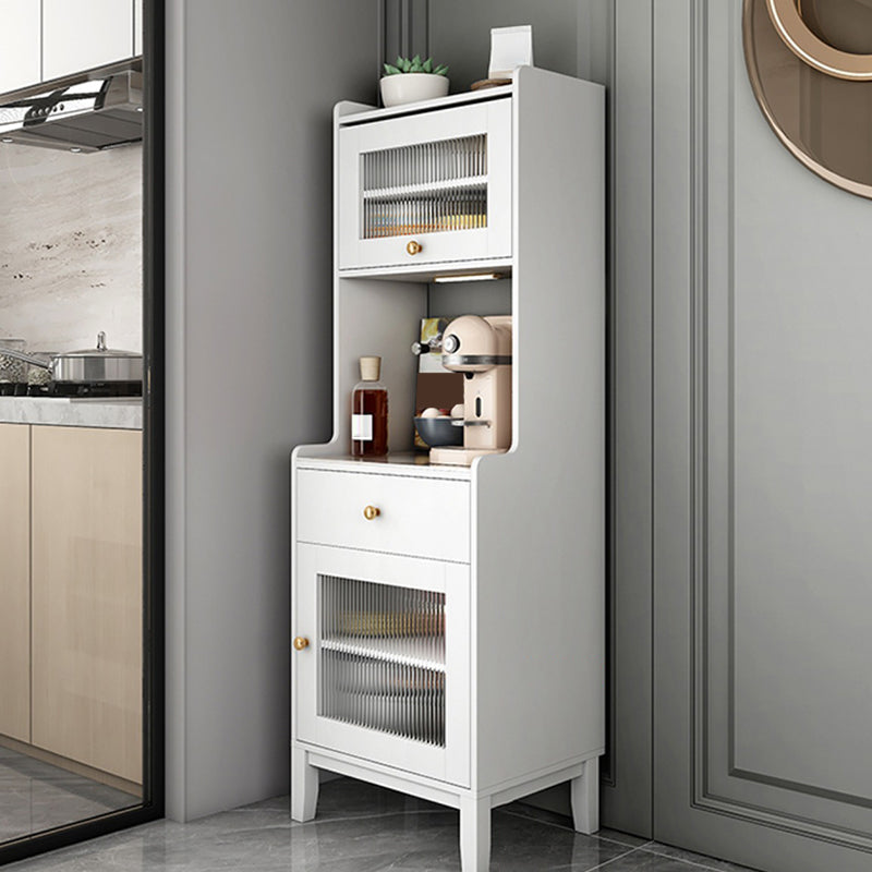 Scheda laterale in pietra a buffet da pranzo in stile glam con armadi e cassetti