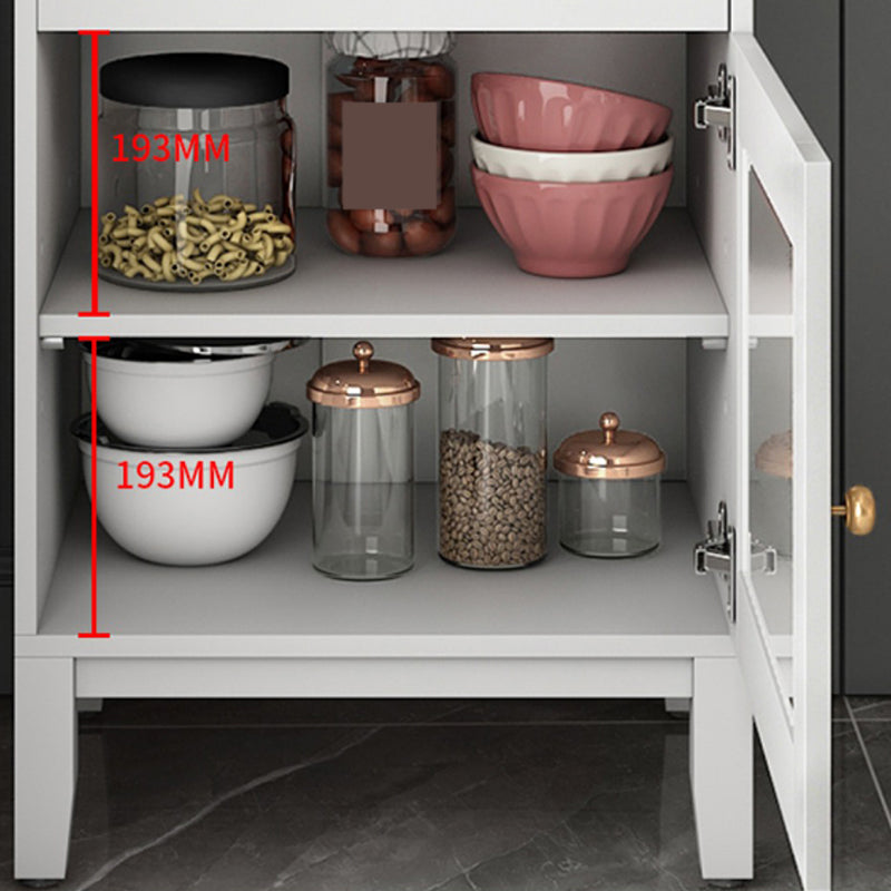 Scheda laterale in pietra a buffet da pranzo in stile glam con armadi e cassetti