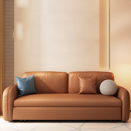 Sedute di cuscini cuciti posteriori con un divano in pelle finta con cuscini in marrone