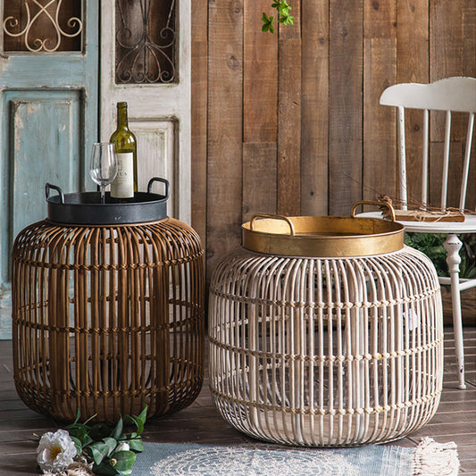 Tavolo di accento lato superiore del vassoio in metallo rustico e tavolo da tamburo rattan