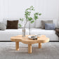 Table basse scandinave de forme libre avec 3 pieds en bois de pin