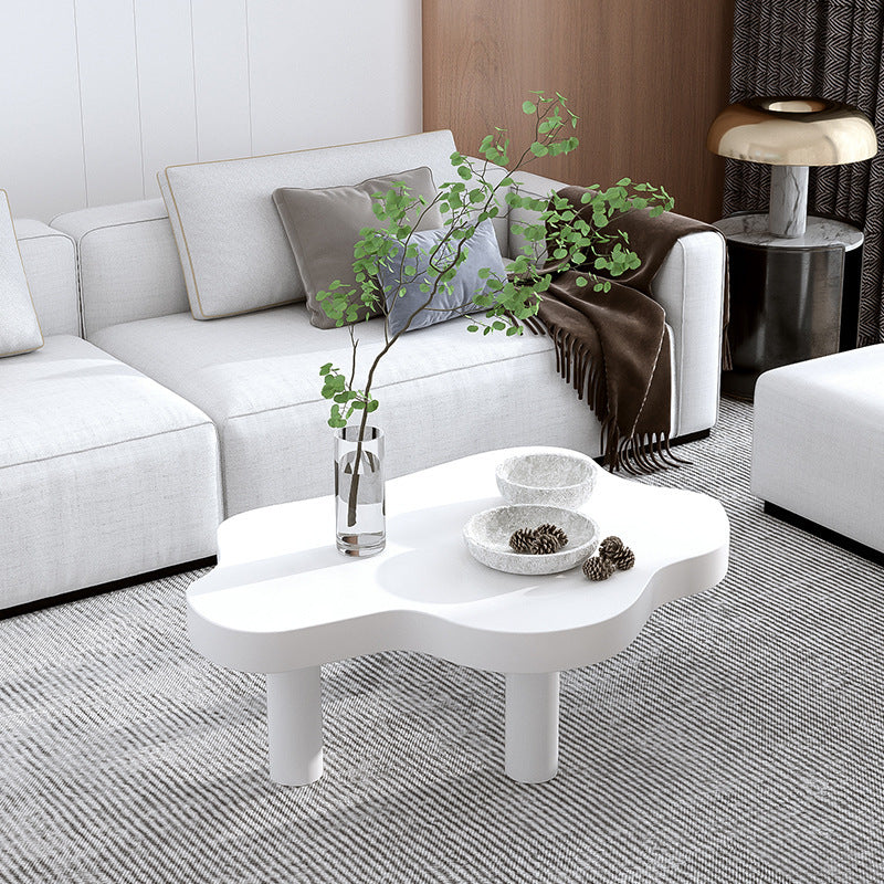 Table basse scandinave de forme libre avec 3 pieds en bois de pin