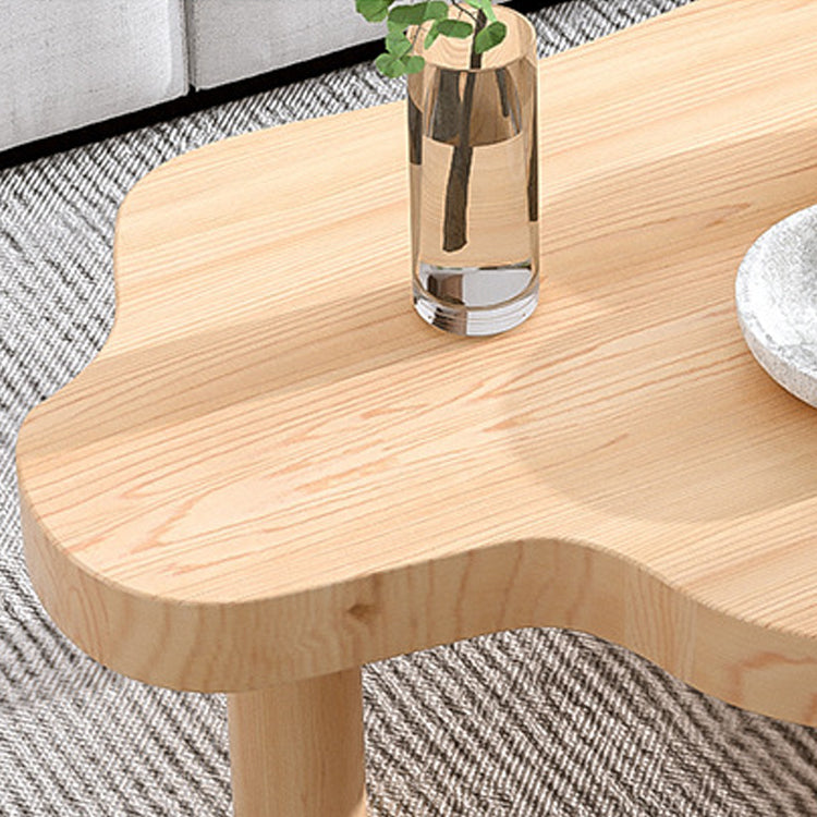 Table basse scandinave de forme libre avec 3 pieds en bois de pin