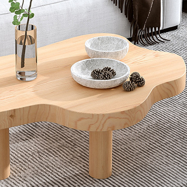 Table basse scandinave de forme libre avec 3 pieds en bois de pin