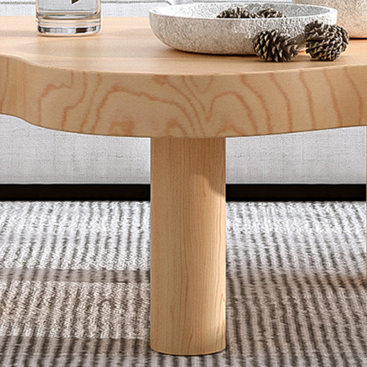 Table basse scandinave de forme libre avec 3 pieds en bois de pin
