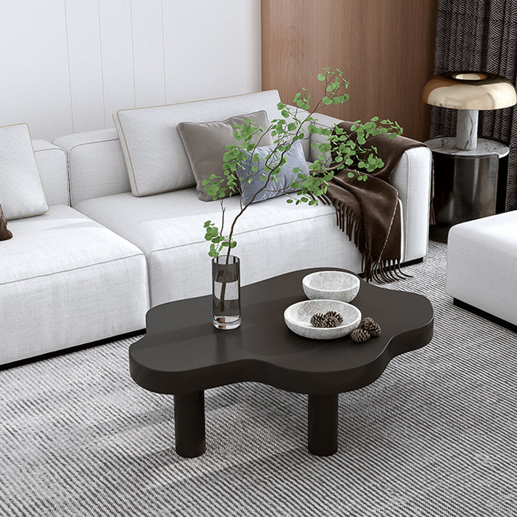 Table basse scandinave de forme libre avec 3 pieds en bois de pin