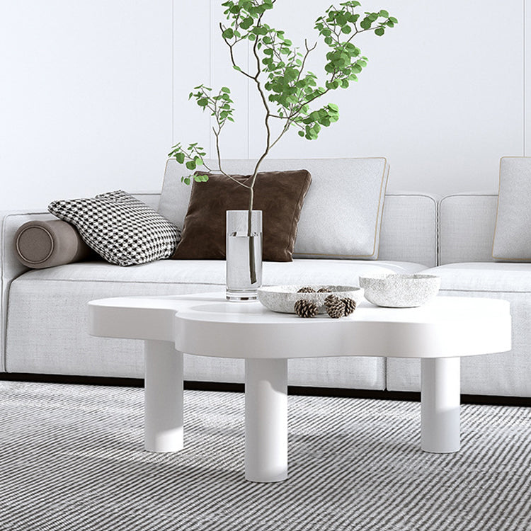 Table basse scandinave de forme libre avec 3 pieds en bois de pin