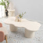 Mesa de centro escandinava de forma libre con base de madera en beige