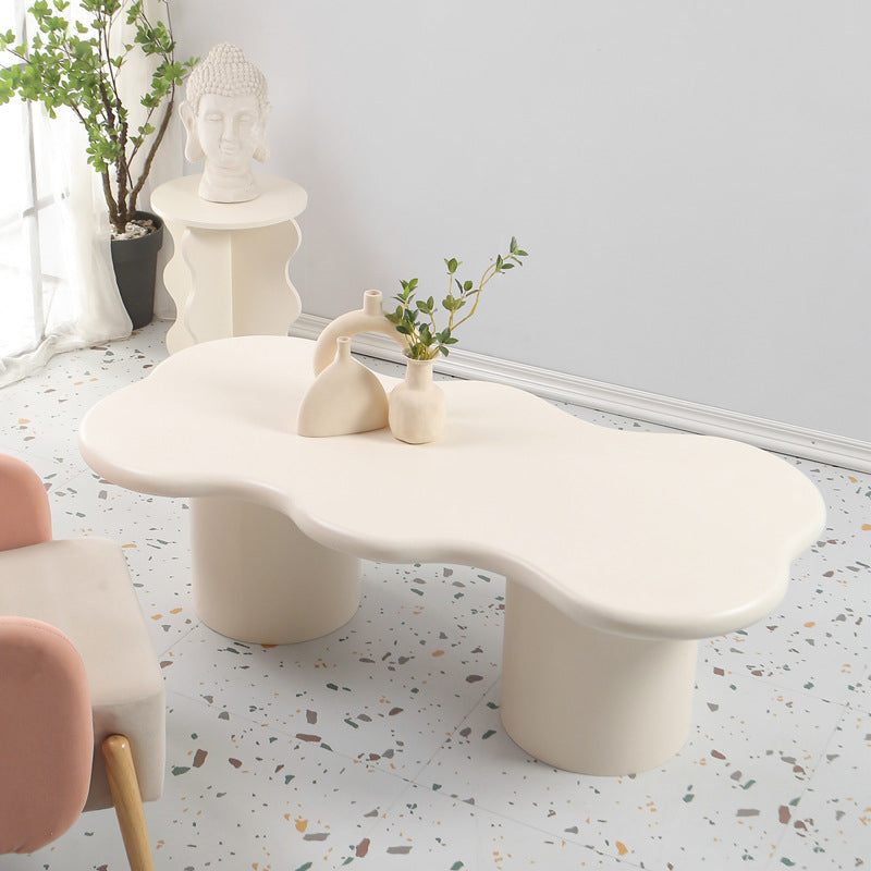 Mesa de centro escandinava de forma libre con base de madera en beige