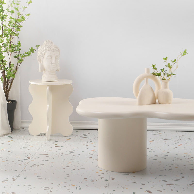 Mesa de centro escandinava de forma libre con base de madera en beige