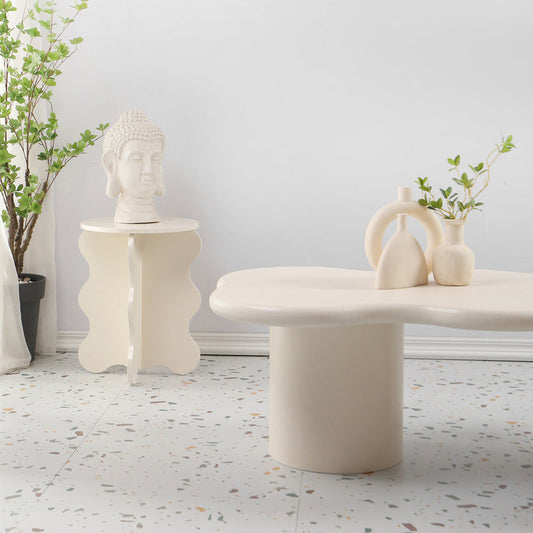 Mesa de café de forma libre escandinava con base de madera en beige