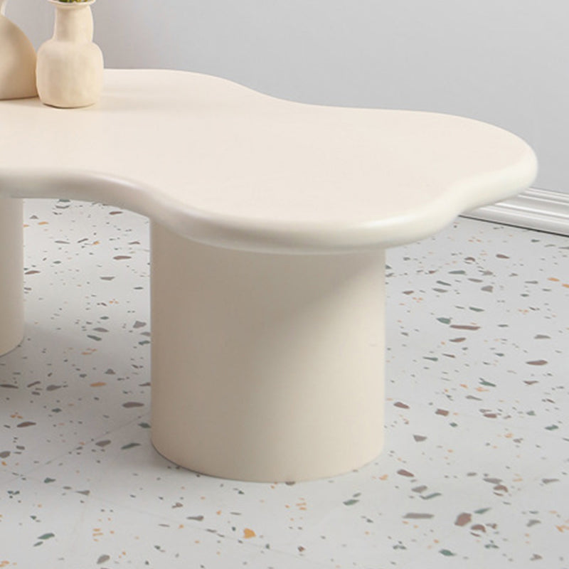 Mesa de centro escandinava de forma libre con base de madera en beige