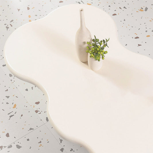 Mesa de café de forma libre escandinava con base de madera en beige